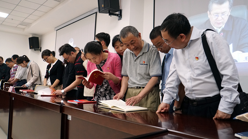 集團(tuán)黨委組織系統(tǒng)黨員干部學(xué)習(xí)觀摩  --十九大報(bào)告學(xué)習(xí)筆記展覽活動